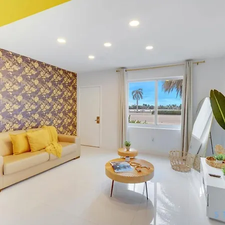 Hollywood Broadwalk Haven - Free Parking Apartment